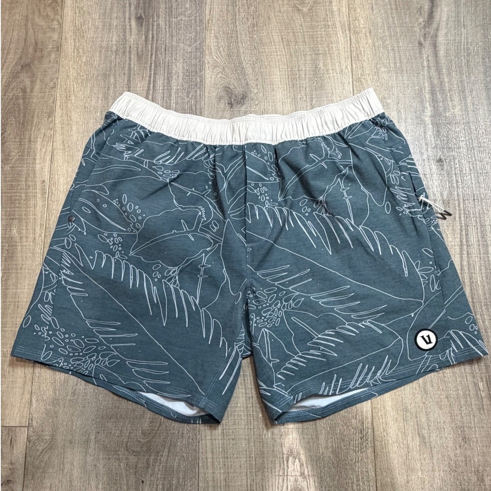 VUORI Maverick Volley Shorts Mens Large Green Kashmir Jungle Logo